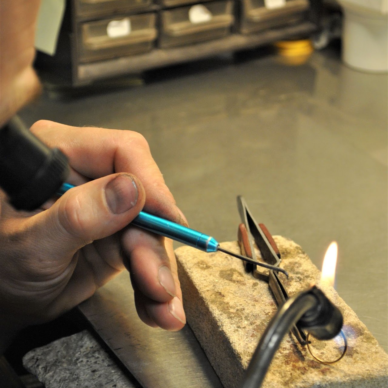 Bijoutier au travail dans l'atelier Saphir